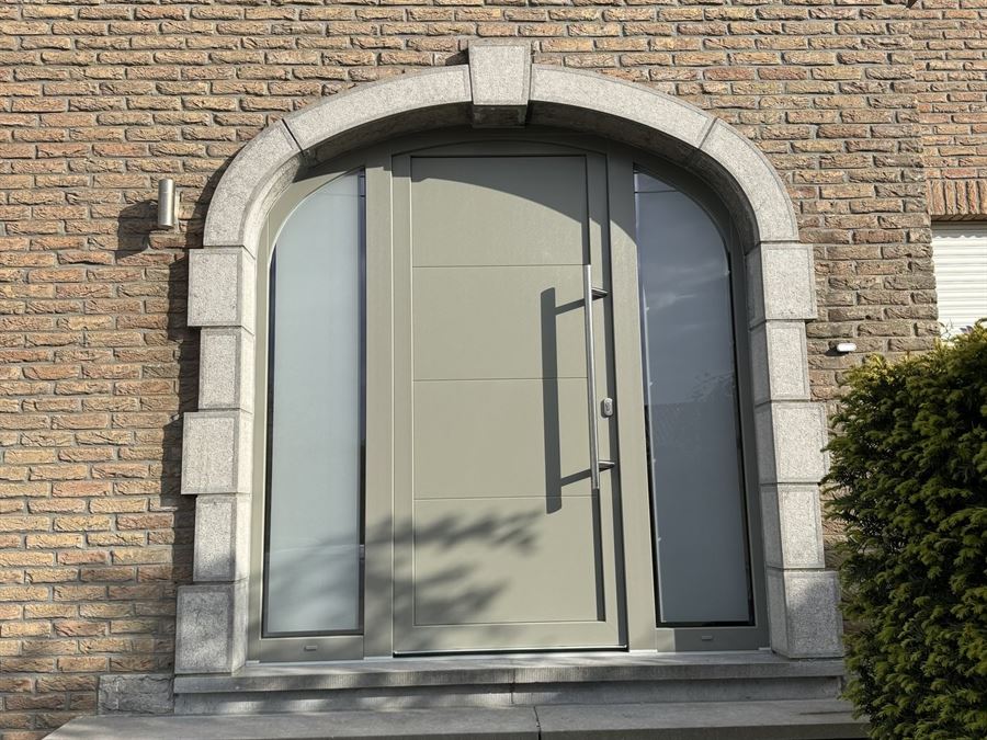 Chantier — porte d'entrée, baie vitrée et volet roulant