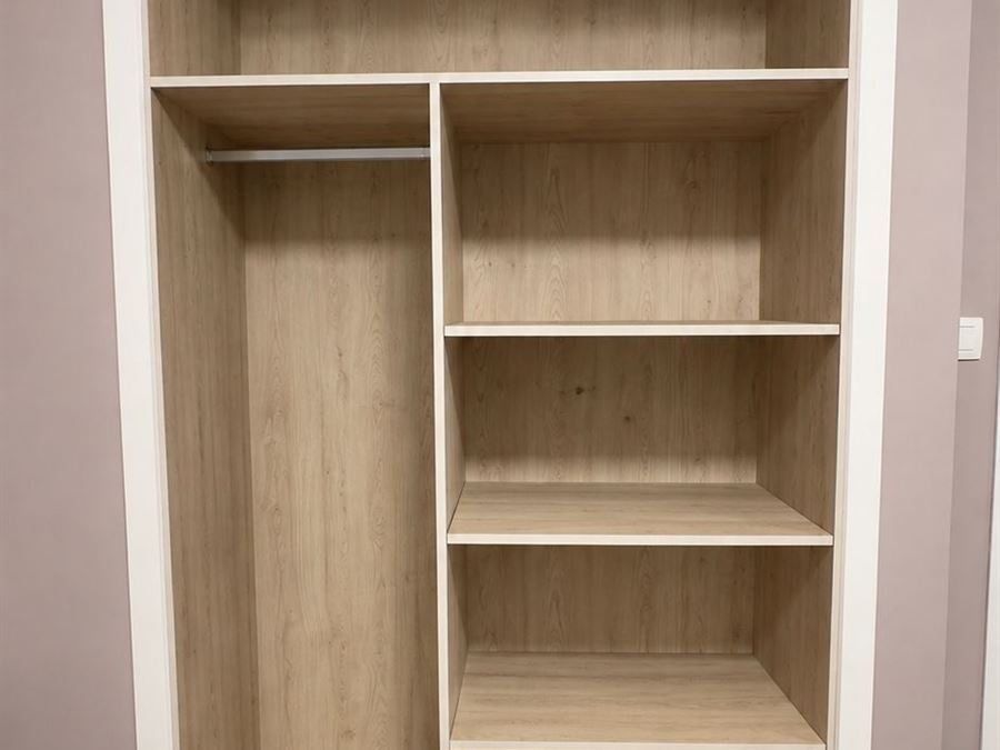 Dressing encastré sur mesure en chêne clair, posé et fini