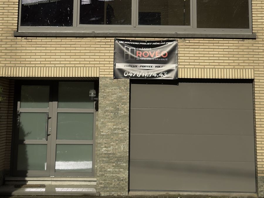 Chantier complet — châssis, porte d'entrée et porte de garage sur une même façade