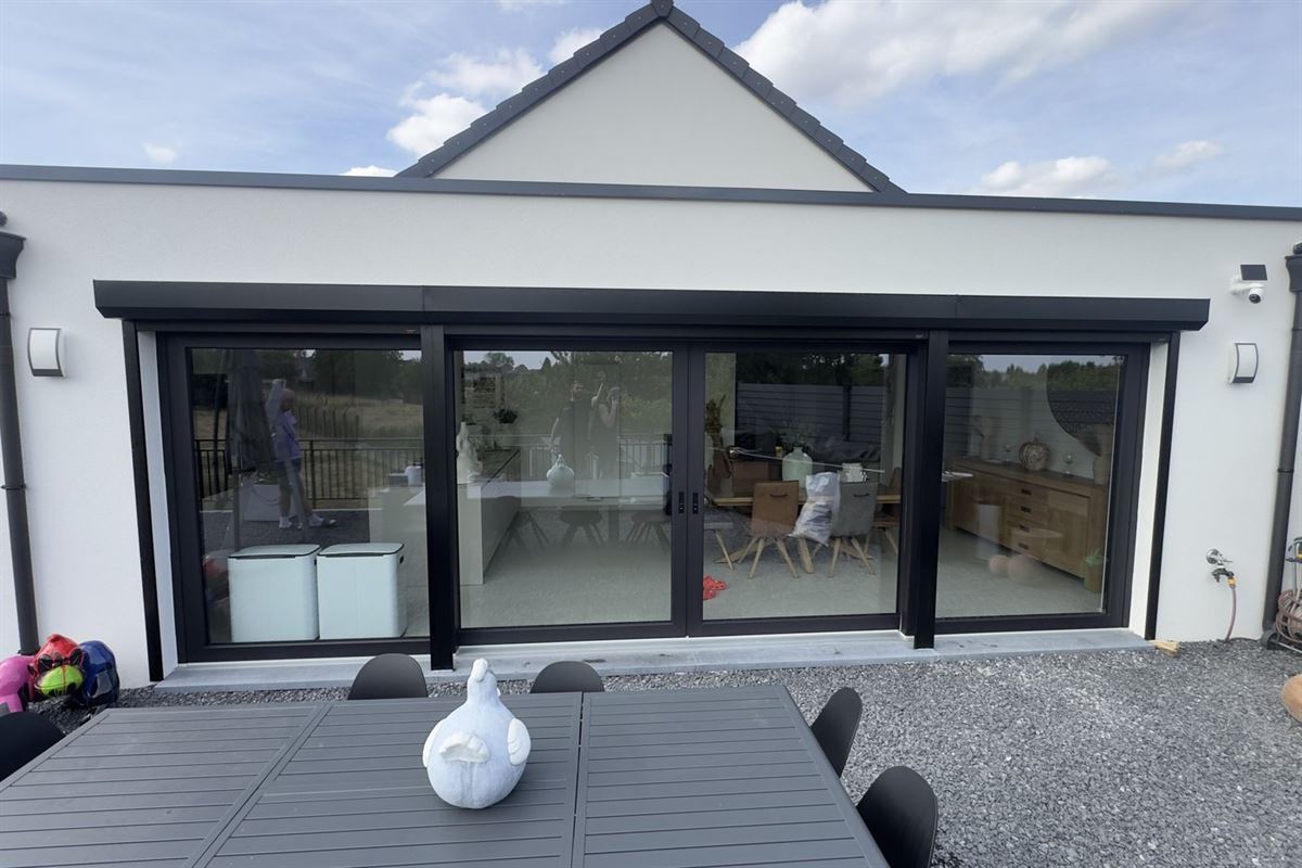 Grande baie vitrée coulissante en aluminium posée par Rovéo Châssis