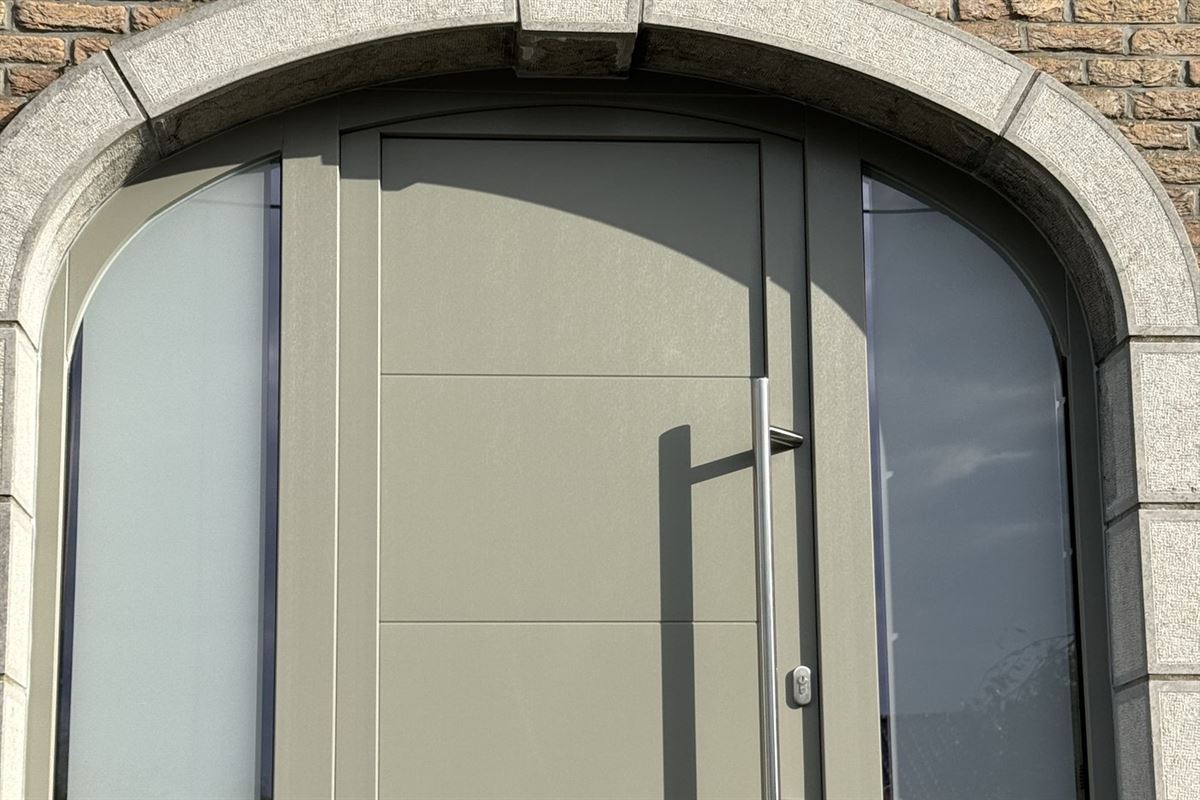 Porte d'entrée aluminium sur mesure, encadrement cintré, posée par Rovéo Châssis