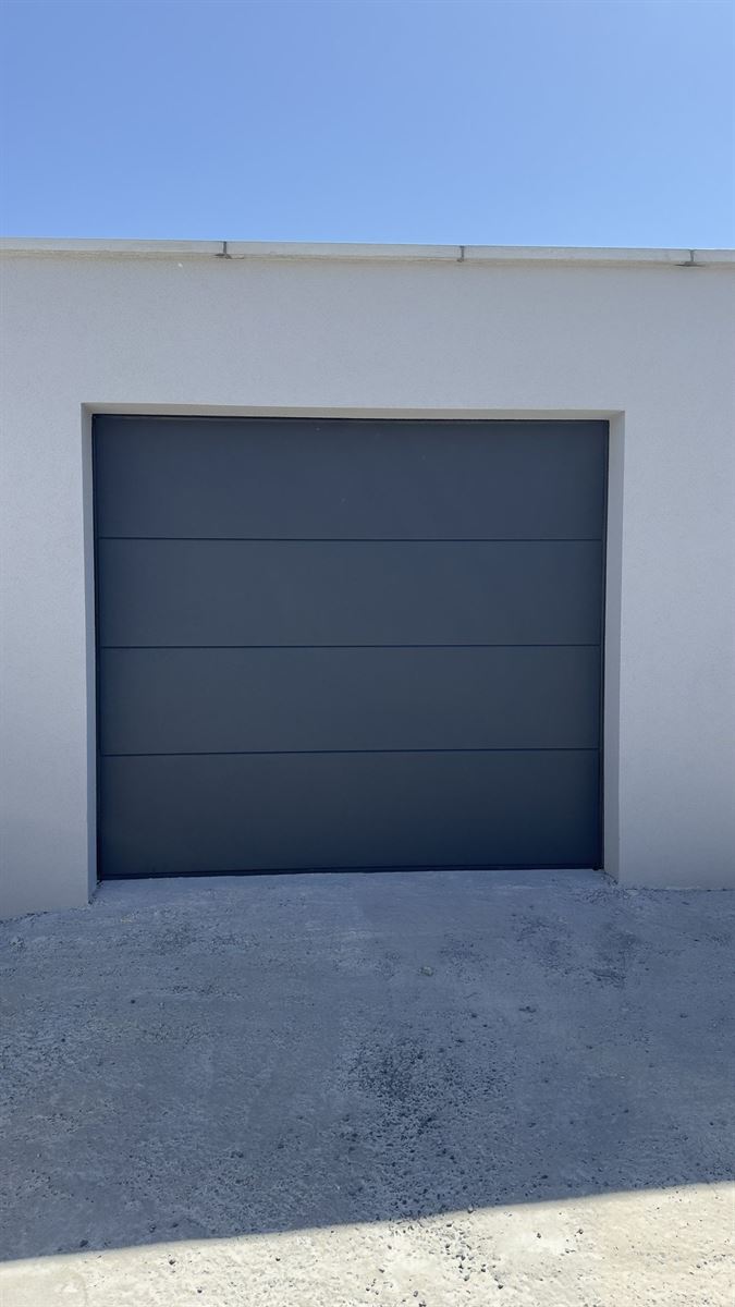 Porte de garage sectionnelle anthracite posée par Rovéo Châssis