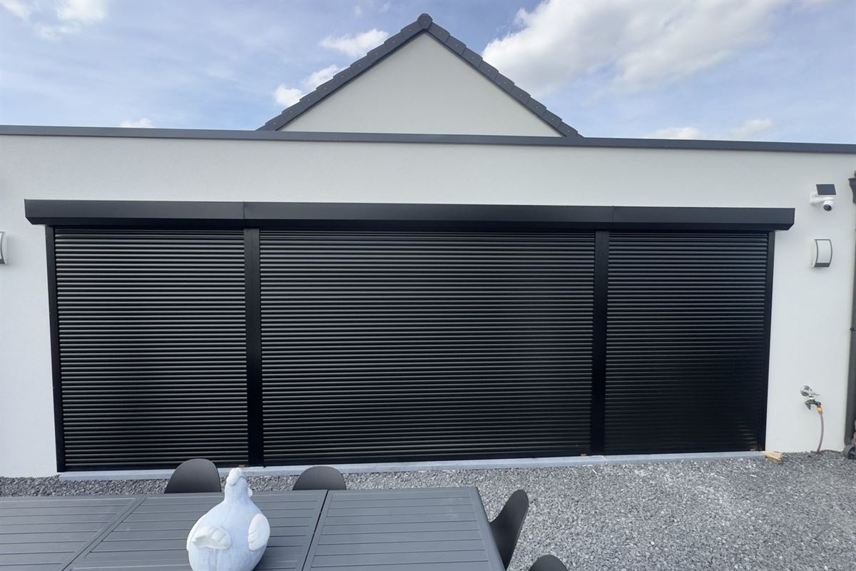 Volets roulants électriques solaires en façade