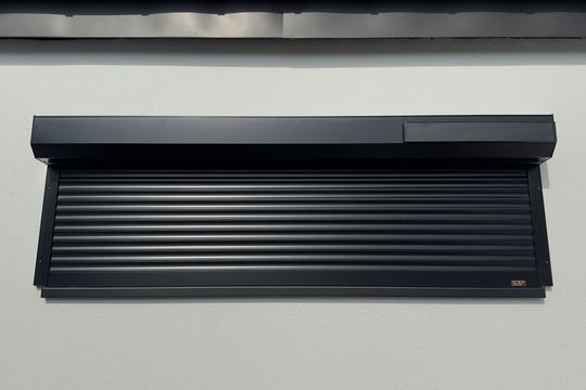 Volet roulant électrique solaire, commande par télécommande — Charleroi