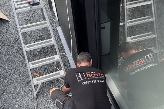 Miguel Rovira en pleine pose sur chantier — Charleroi