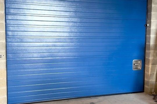 Porte sectionnelle industrielle bleue — Rebecq