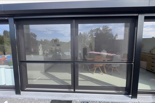 Moustiquaire coulissante sur baie vitrée en aluminium — Charleroi